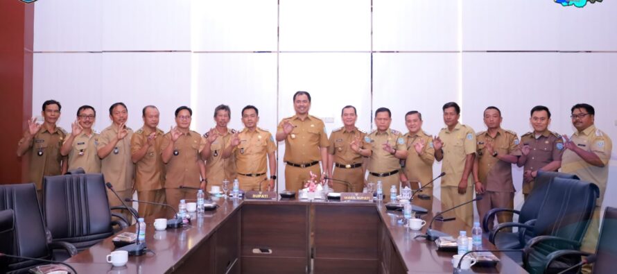 BENTUK KEBERSAMAAN UNTUK KESEJAHTERAAN MASYARAKAT SUNGAI ARE, BUPATI OKU SELATAN AUDIENSI BERSAMA SEMBILAN KEPALA DESA SE KECAMATAN SUNGAI ARE