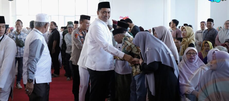 BUPATI ABUSAMA, SH., LEPAS KEBERANGKATAN 100 JAMAAH CALON HAJI ASAL KABUPATEN OKU SELATAN