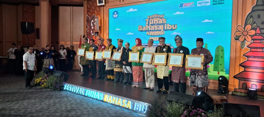 BERKONTRIBUSI DALAM PELESTARIAN BAHASA DAERAH, BUPATI OKU SELATAN TERIMA PENGHARGAAN DARI MENTERI PENDIDIKAN DASAR DAN MENENGAH