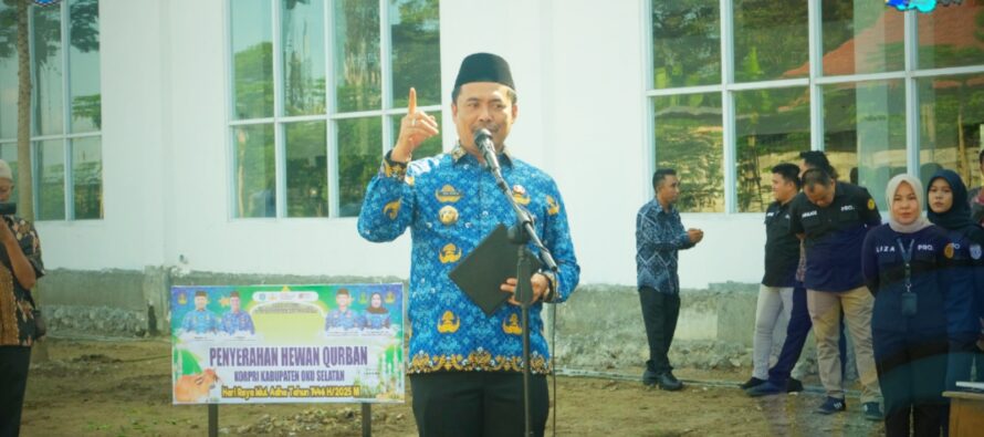 BUPATI DAN WAKIL BUPATI OKU SELATAN LAKSANAKAN PENYERAHAN TIGA HEWAN QURBAN DARI KORPRI OKU SELATAN KE PANITIA QURBAN DI MASJID AGUNG AL-MUHTADIN DESA BATU BELANG JAYA KECAMATAN MUARADUA