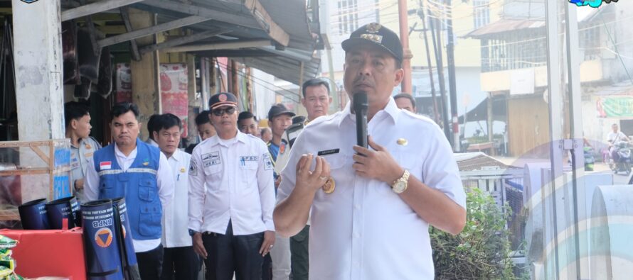 BUPATI OKU SELATAN TINJAU SECARA LANGSUNG KORBAN KEBAKARAN DI KELURAHAN PASAR KECAMATAN MUARADUA.