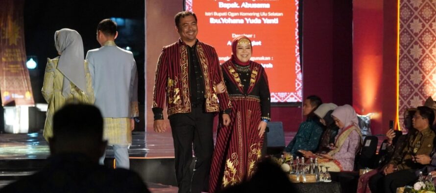 TAMPIL MEMUKAU, BUPATI OKU SELATAN DAN KETUA TP PKK FASHION SHOW KENALKAN KAIN KHAS OKU SELATAN PADA MALAM BUDAYA SWARNA SONGKET NUSANTARA 2025