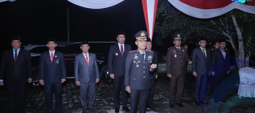JELANG HUT RI, BUPATI DAN WAKIL BUPATI LAKUKAN ZIARAH NASIONAL DAN RENUNGAN SUCI DI TMP MURNI BUAY RAWAN UNTUK MENGENANG JASA PARA PAHLAWAN