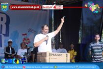 BUPATI DAN WAKIL BUPATI BERSAMA MASYARAKAT IKUTI JALAN DAN SENAM SEHAT GEBYAR QRIS TAHUN 2025.