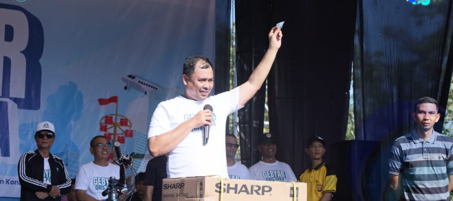 BUPATI DAN WAKIL BUPATI BERSAMA MASYARAKAT IKUTI JALAN DAN SENAM SEHAT GEBYAR QRIS TAHUN 2025.