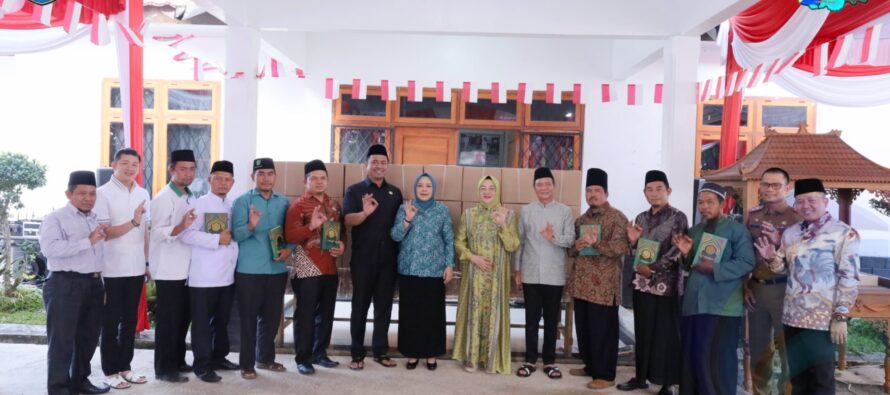 PENYERAHAN WAKAF 1.000 AL-QURAN DAN PEMBERANGKATAN UMRAH OLEH STAF KHUSUS MENTERI HUKUM RI H.YOGI RUKMANA, BUPATI OKU SELATAN APRESIASI PUTRA DAERAH SEBAGAI TELADAN GENERASI MUDA DAERAH