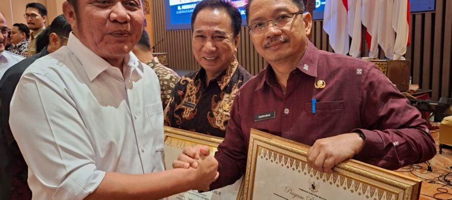 PEMERINTAH KABUPATEN OKU SELATAN MENERIMA PENGHARGAAN PARITRANA AWARD TAHUN 2024 DARI PEMPROV SUMSEL ATAS PERLINDUNGAN JAMINAN SOSIAL KETENAGAKERJAAN BAGI 4.914 PEKERJA MISKIN EKSTREM