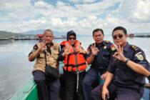 WUJUD KEPEDULIAN DAN PERKUAT PENGAWASAN SUMBER DAYA PERIKANAN DI DANAU RANAU, PEMPROV SUMSEL DISTRIBUSIKAN BANTUAN SARANA PENGAWASAN PERIKANAN DAN PEMBINAAN KEPADA POKMASWAS