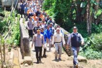 BUPATI OKU SELATAN TINJAU LOKASI BANJIR BANDANG DI DESA TANJUNG HARAPAN, KECAMATAN SINDANG DANAU