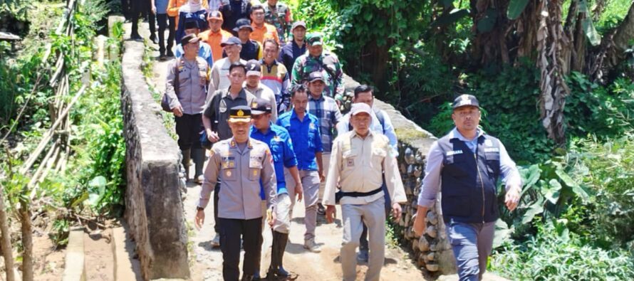 BUPATI OKU SELATAN TINJAU LOKASI BANJIR BANDANG DI DESA TANJUNG HARAPAN, KECAMATAN SINDANG DANAU