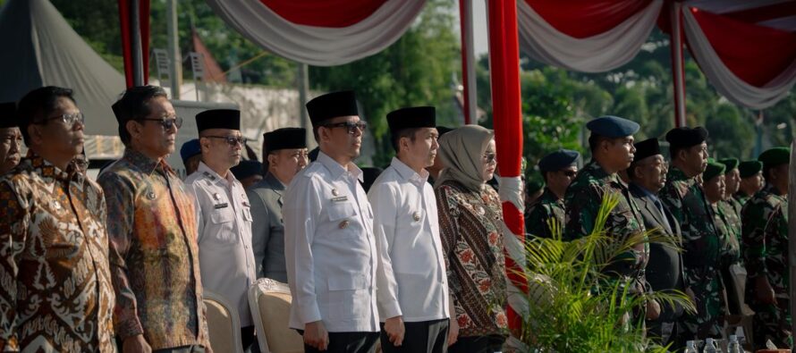 SEKDA OKU SELATAN HADIRI UPACARA PARADE DAN SYUKURAN HUT KE-80 TNI DI PALEMBANG