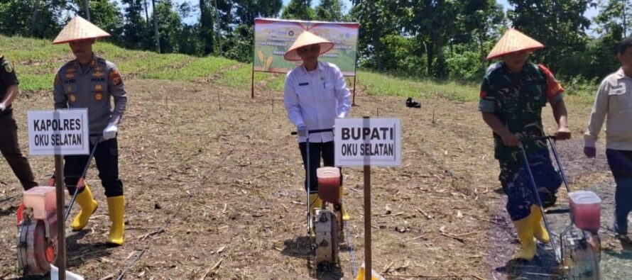 PEMKAB OKU SELATAN DUKUNG PROGRAM SWASEMBADA PANGAN NASIONAL, ASISTEN II HADIRI TANAM JAGUNG SERENTAK DAN PERESMIAN GUDANG JAGUNG SLOG POLRI
