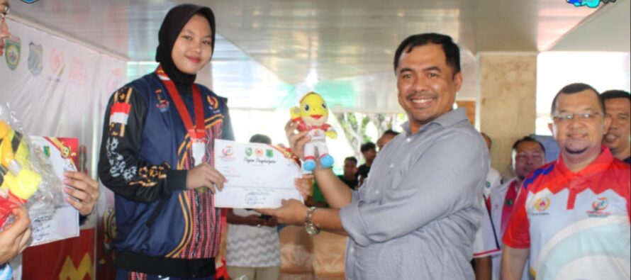 ATLET ANGKAT BESI MARTA LENA SUMBANG 3 EMAS PERTAMA UNTUK OKU SELATAN DI PORPROV XV SUMSEL 2025