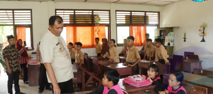 BUPATI OKU SELATAN TINJAU REHABILITASI SEKOLAH DAN GELAR AUDIENSI TERKAIT KEAMANAN DI BUAY RUNJUNG