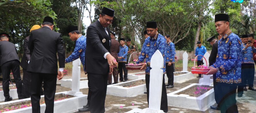 BUPATI OKU SELATAN HADIRI UPACARA ZIARAH NASIONAL DAN TABUR BUNGA PERINGATAN HARI PAHLAWAN TAHUN 2025