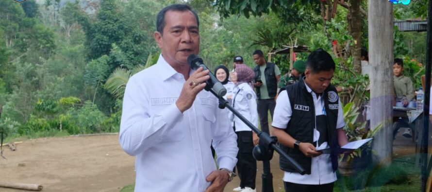 PEMKAB OKU SELATAN SERAHKAN BANTUAN KEPADA KORBAN KEBAKARAN DI DESA SIMPANG LUAS