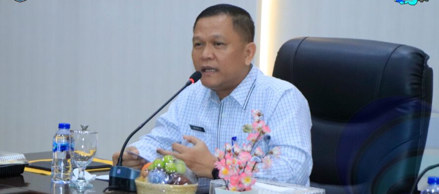 ASISTEN I PIMPIM RAPAT BEST PRACTICE KAMPUNG KELUARGA BERKUALITAS PADA KUNJUNGAN PEMBELAJARAN DINAS PPPA PPKB KABUPATEN OGAN ILIR KE KABUPATEN OKU SELATAN.