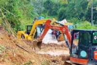 PEMKAB OKU SELATAN LAKSANAKAN PEMBERSIHAN MATERIAL LONGSOR DI KECAMATAN SINDANG DANAU