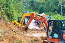 PEMKAB OKU SELATAN LAKSANAKAN PEMBERSIHAN MATERIAL LONGSOR DI KECAMATAN SINDANG DANAU