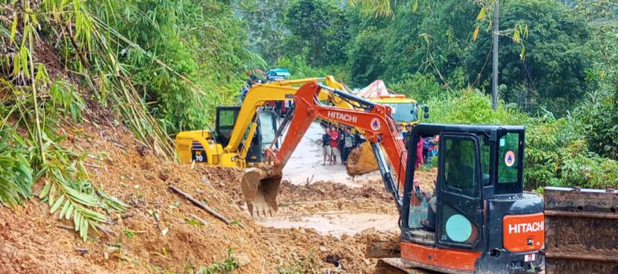 PEMKAB OKU SELATAN LAKSANAKAN PEMBERSIHAN MATERIAL LONGSOR DI KECAMATAN SINDANG DANAU