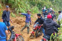 BUPATI OKU SELATAN HIMBAU MASYARAKAT WASPADA TANAH LONGSOR DI RUAS JALAN DESA WATAS – DESA MUARA SINDANG ILIR, KECAMATAN SINDANG DANAU.