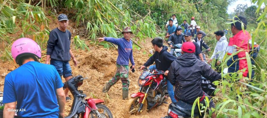 BUPATI OKU SELATAN HIMBAU MASYARAKAT WASPADA TANAH LONGSOR DI RUAS JALAN DESA WATAS – DESA MUARA SINDANG ILIR, KECAMATAN SINDANG DANAU.