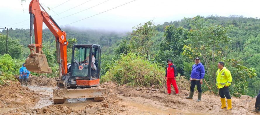RUAS JALAN PROVINSI OKU SELATAN–BENGKULU KEMBALI TERBUKA, BUPATI ABUSAMA PASTIKAN PENANGANAN LONGSOR BERJALAN CEPAT