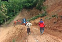 BPBD TURUNKAN ALAT BERAT TANGANI LONGSOR AKSES JALAN DESA TANJUNG HARAPAN