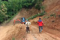 BPBD TURUNKAN ALAT BERAT TANGANI LONGSOR AKSES JALAN DESA TANJUNG HARAPAN