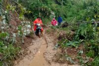 CURAH HUJAN TINGGI, PEMKAB OKU SELATAN TANGANI TANAH LONGSOR DI SUNGAI ARE