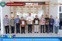 BUPATI OKU SELATAN SERAHKAN BANTUAN DAN PIAGAM PENGHARGAAN PURNA BAKTI KEPADA PNS YANG MEMASUKI BUP