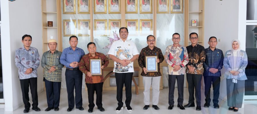 BUPATI OKU SELATAN SERAHKAN BANTUAN DAN PIAGAM PENGHARGAAN PURNA BAKTI KEPADA PNS YANG MEMASUKI BUP