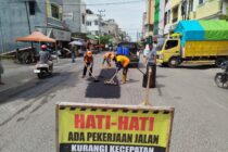 UTAMAKAN KESELAMATAN MASYARAKAT, BUPATI OKU SELATAN INSTRUKSIKAN TAMBAL SULAM JALAN SUDIRMAN–AHMAD YANI