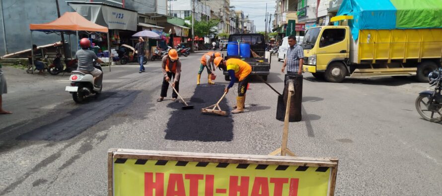 UTAMAKAN KESELAMATAN MASYARAKAT, BUPATI OKU SELATAN INSTRUKSIKAN TAMBAL SULAM JALAN SUDIRMAN–AHMAD YANI