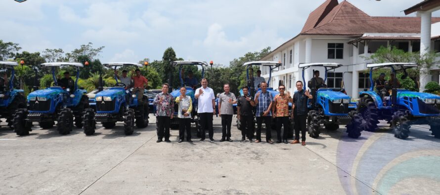 BUPATI OKU SELATAN SERAHKAN 8 UNIT HAND TRAKTOR UNTUK KELOMPOK TANI, DUKUNG PENINGKATAN PRODUKTIVITAS PERTANIAN