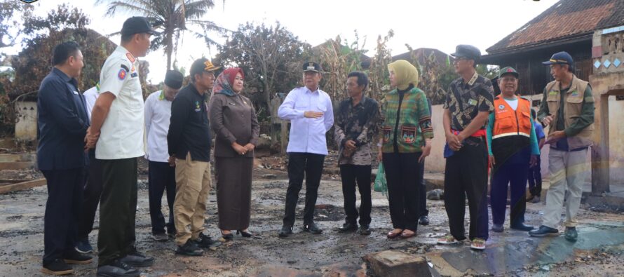 PEMKAB OKU SELATAN SERAHKAN BANTUAN KEPADA KORBAN KEBAKARAN DI DESA GEDUNG WANI