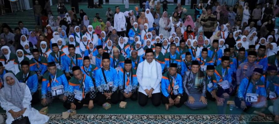 LEPAS KEBERANGKATAN JAMAAH CALON HAJI, BUPATI ABUSAMA SH., BERPESAN AGAR JAMAAH JAGA KESEHATAN DAN SALING MENJAGA