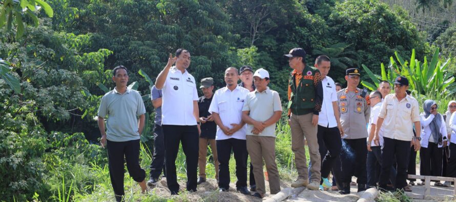 BUPATI OKU SELATAN TINJAU LANGSUNG LOKASI JEMBATAN RUSAK DI MEKAKAU ILIR, APRESIASI GOTONG ROYONG WARGA BANGUN AKSES SEMENTARA