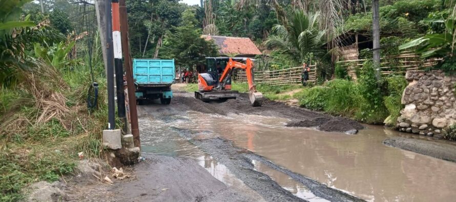 Badan Penanggulangan Bencana Daerah Kabupaten OKU Selatan Bersama Anggota TNI AD ( Koramil 08/Muaradua/ Kodim 0403 OKU) Melaksanakan Giat Penimbunan Ruas Jalan Bendi Kecamatan Buay Rawan.Menuju Wisata Danau Ranau. OKU Selatan