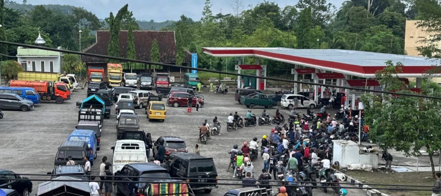 PEMKAB OKU SELATAN TINDAK LANJUTI HASIL RAPAT BUPATI, ANTREAN BBM DI SEJUMLAH SPBU TERPANTAU LEBIH TERTIB