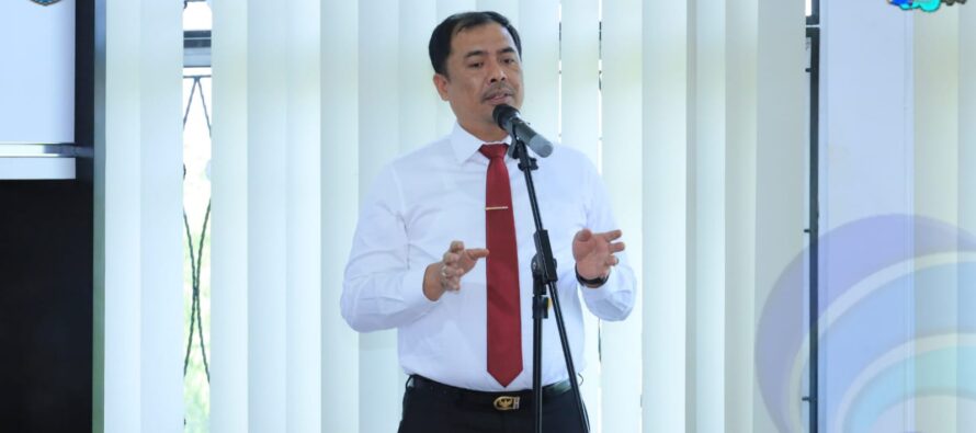 BUPATI OKU SELATAN SERAHKAN BANTUAN DAN PIAGAM KORPRI KEPADA ASN PURNA BHAKTI